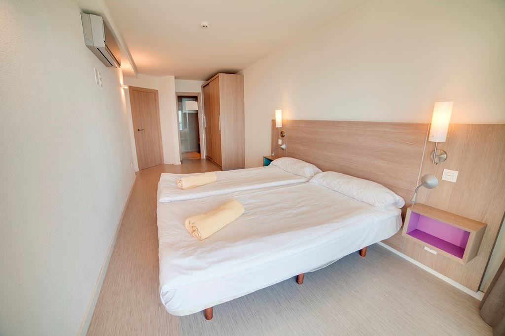 rooms-3-bedroom-suite-with-sea-view-and-balcony-or-terrace