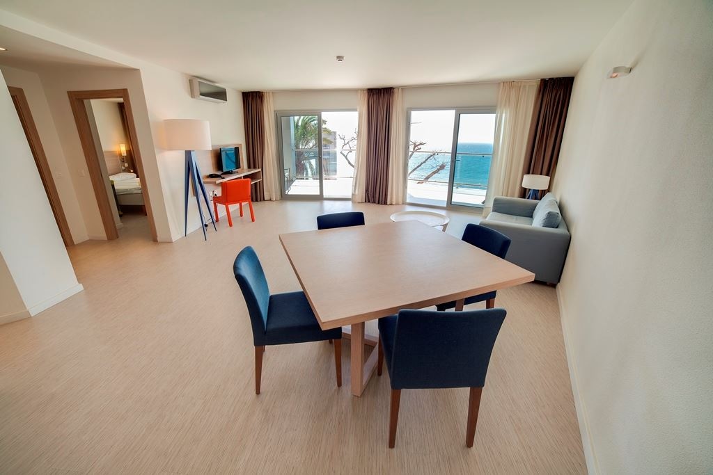 rooms-3-bedroom-suite-with-sea-view-and-balcony-or-terrace