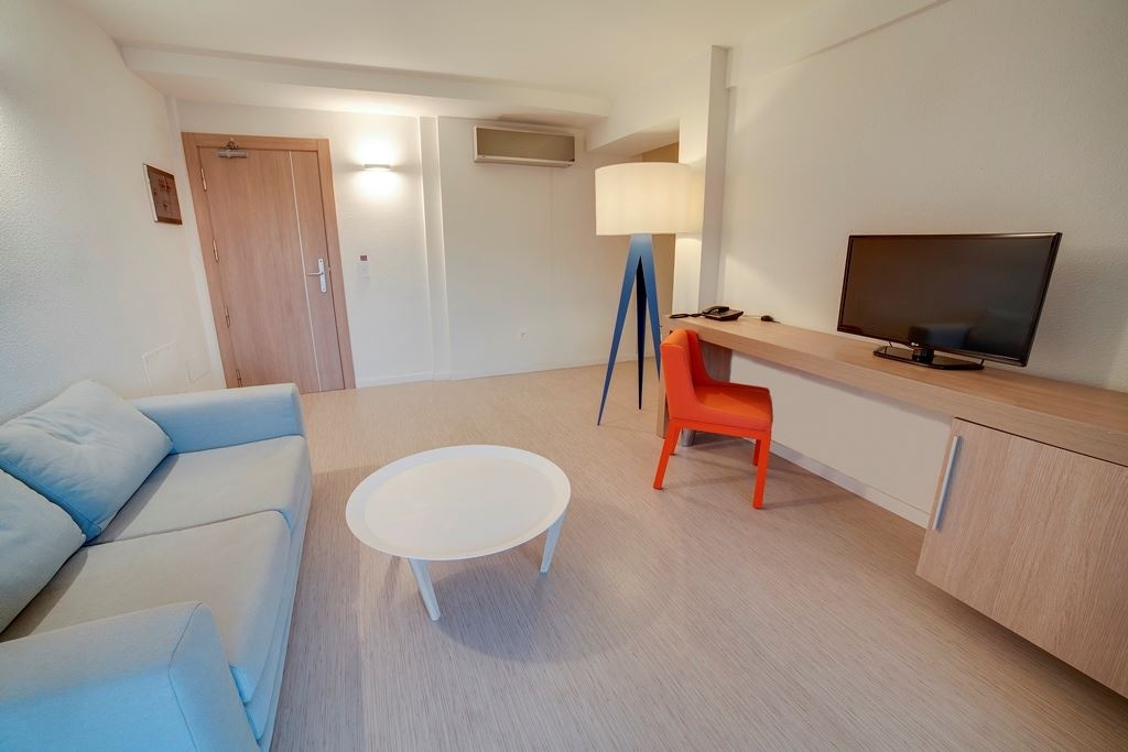 rooms-3-bedroom-suite-with-sea-view-and-balcony-or-terrace