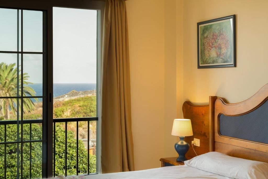 rooms-promo-apartment-partly-french-balcony-or-terrace