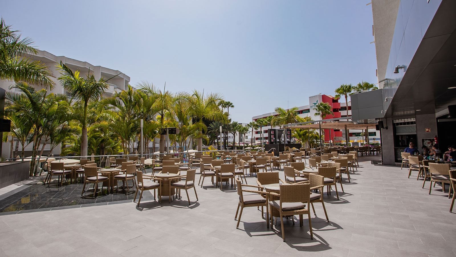 restaurants-divine-lounge-pool-bar