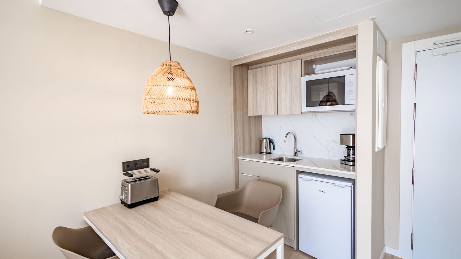 rooms-classic-junior-suite-with-limited-sea-view