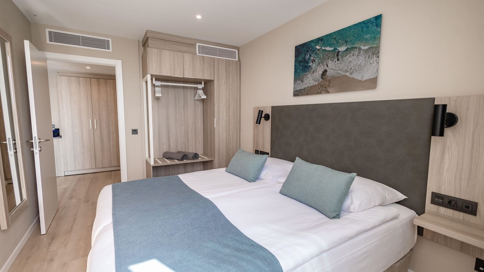 rooms-classic-junior-suite-with-limited-sea-view