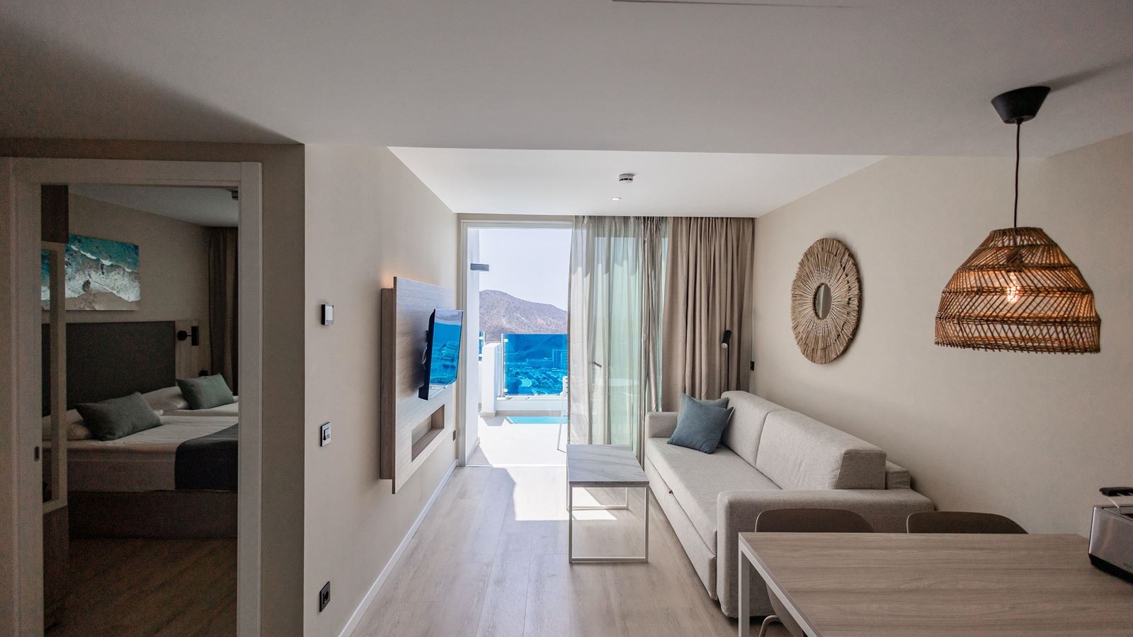 rooms-classic-junior-suite-with-limited-sea-view