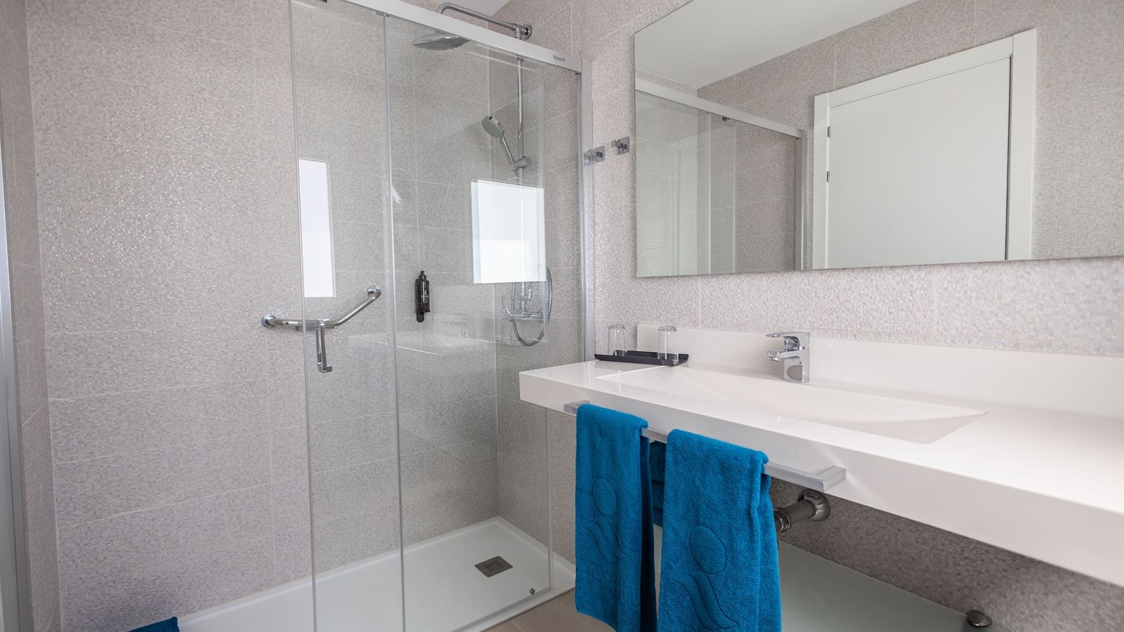 rooms-family-suite-with-limited-sea-view