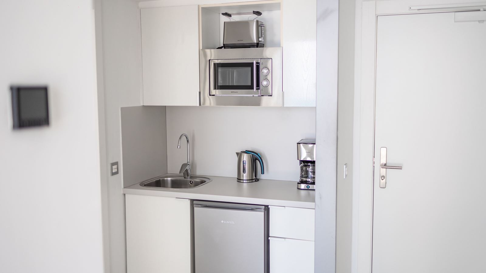 rooms-family-suite-with-limited-sea-view