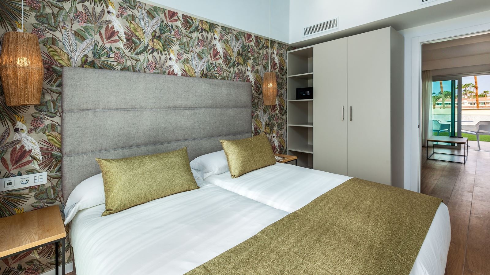 rooms-sui-suite-with-pool-view-and-terrace