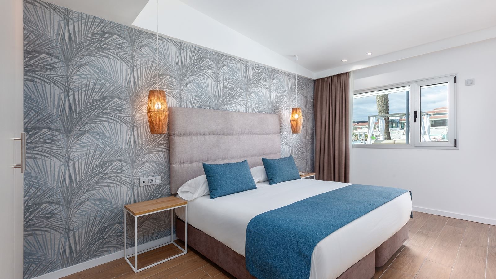 rooms-fas-family-suite-with-pool-view-and-terrace