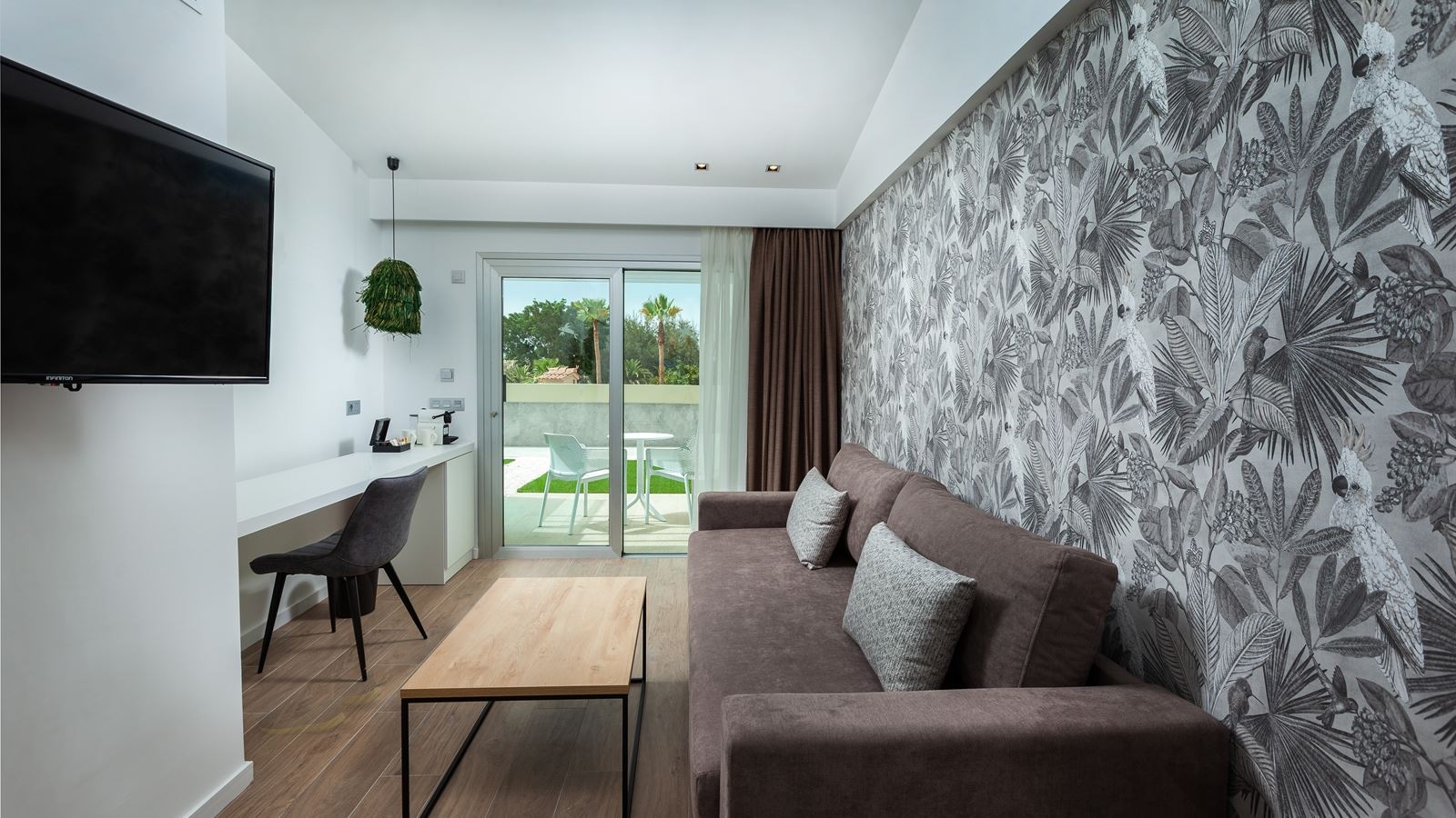 rooms-jus-junior-suite-with-pool-view-and-terrace