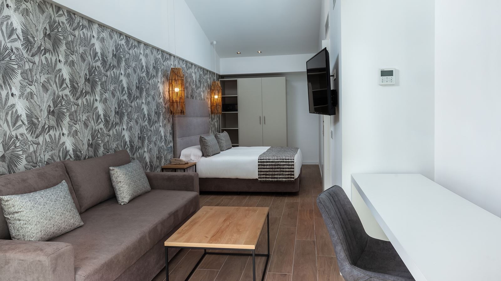 rooms-jus-junior-suite-with-pool-view-and-terrace