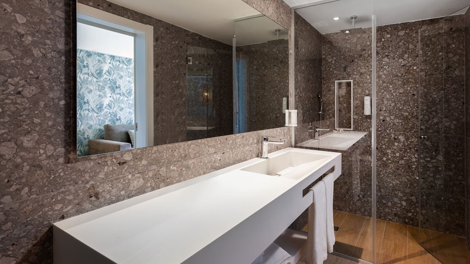 rooms-jus-junior-suite-with-pool-view-and-terrace