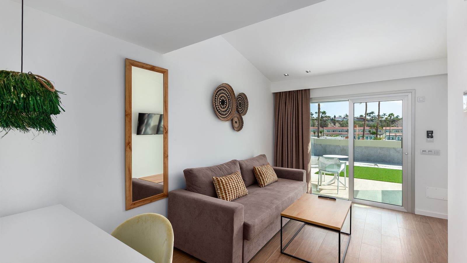 rooms-sui-suite-with-pool-view-and-terrace