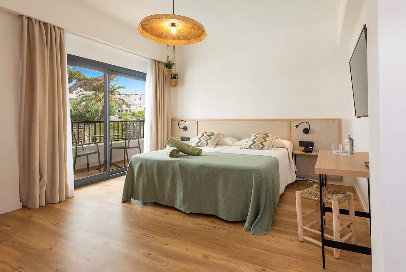 rooms-double-pool-view