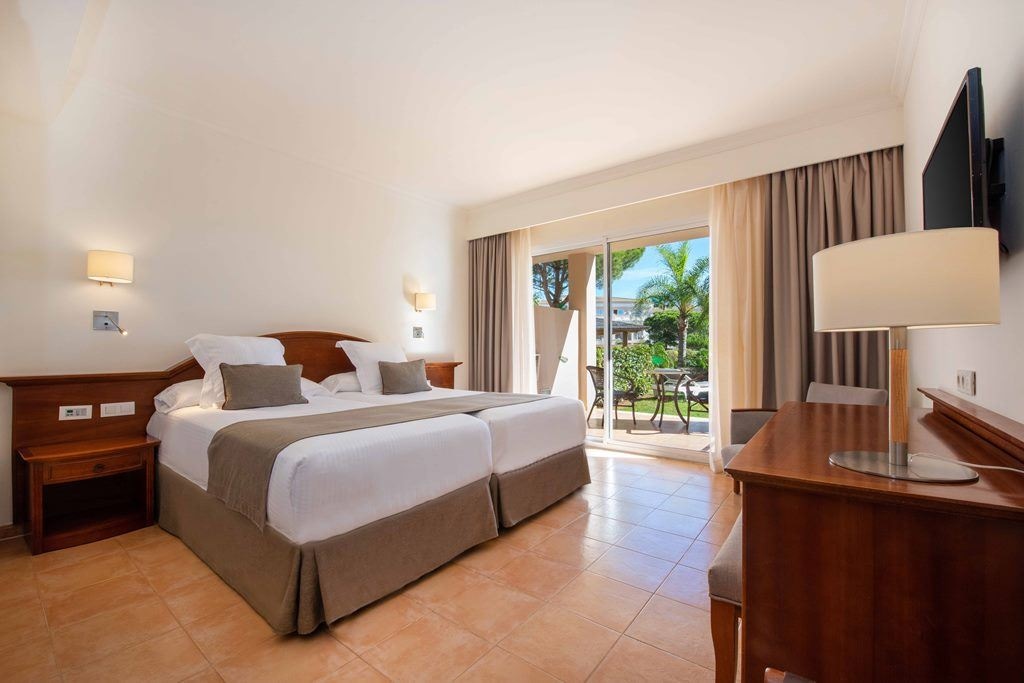 rooms-dj-twin-with-garden