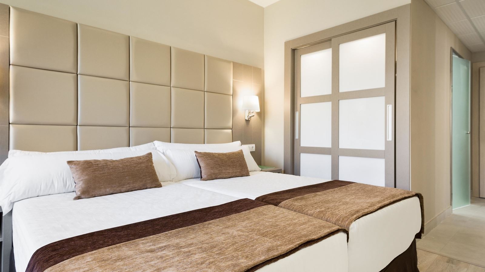 rooms-business-garden-view