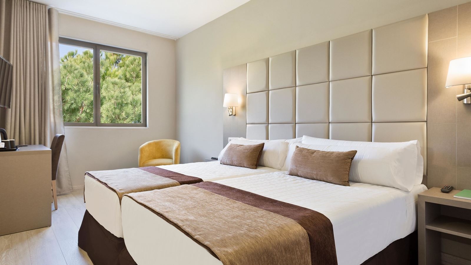 rooms-business-garden-view