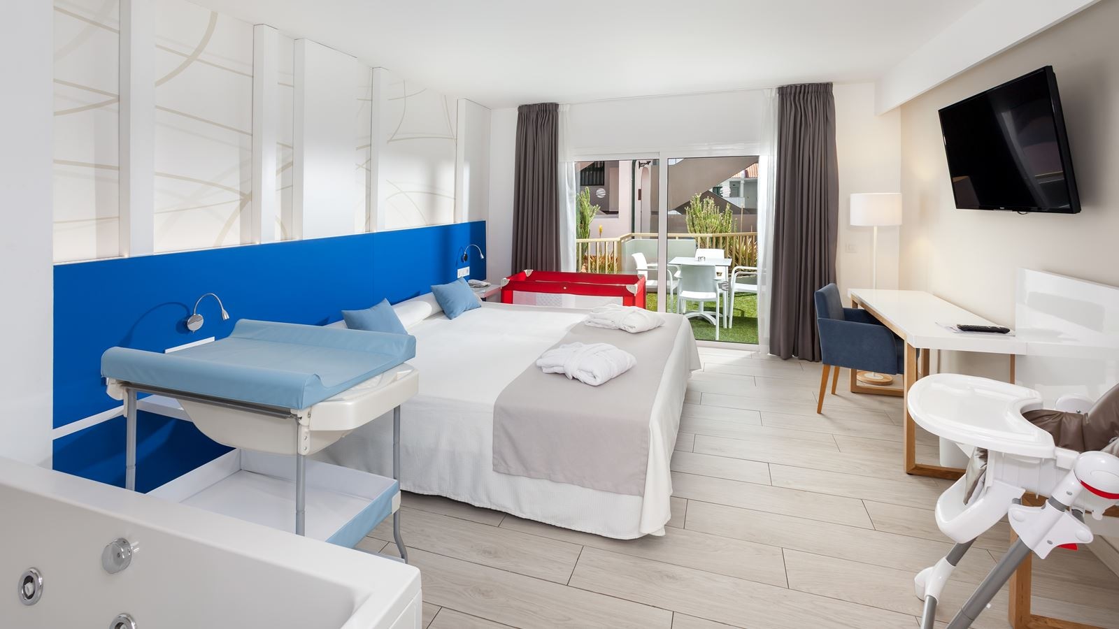 rooms-family-suite-with-balcony-or-terrace