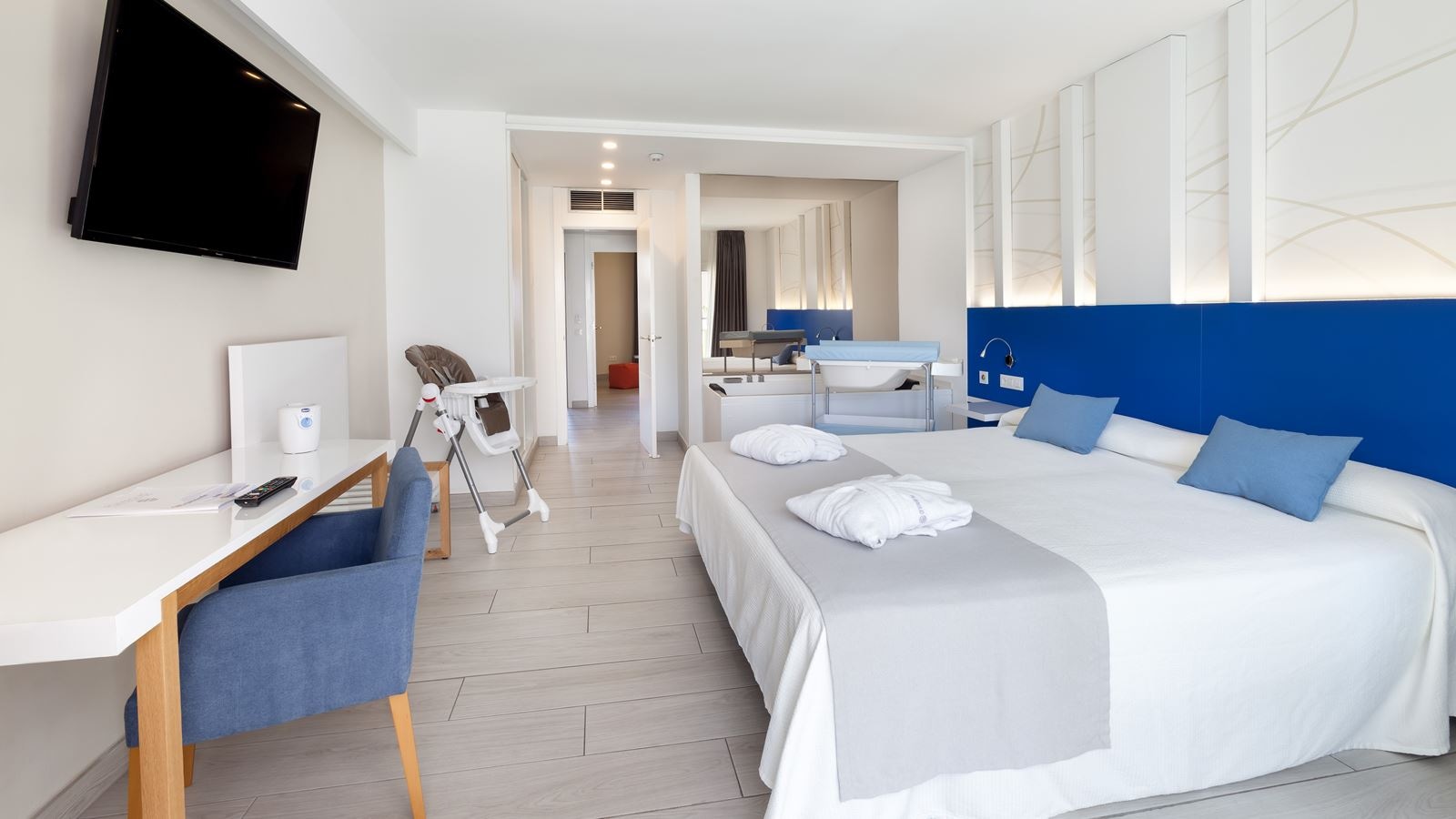 rooms-family-suite-with-balcony-or-terrace