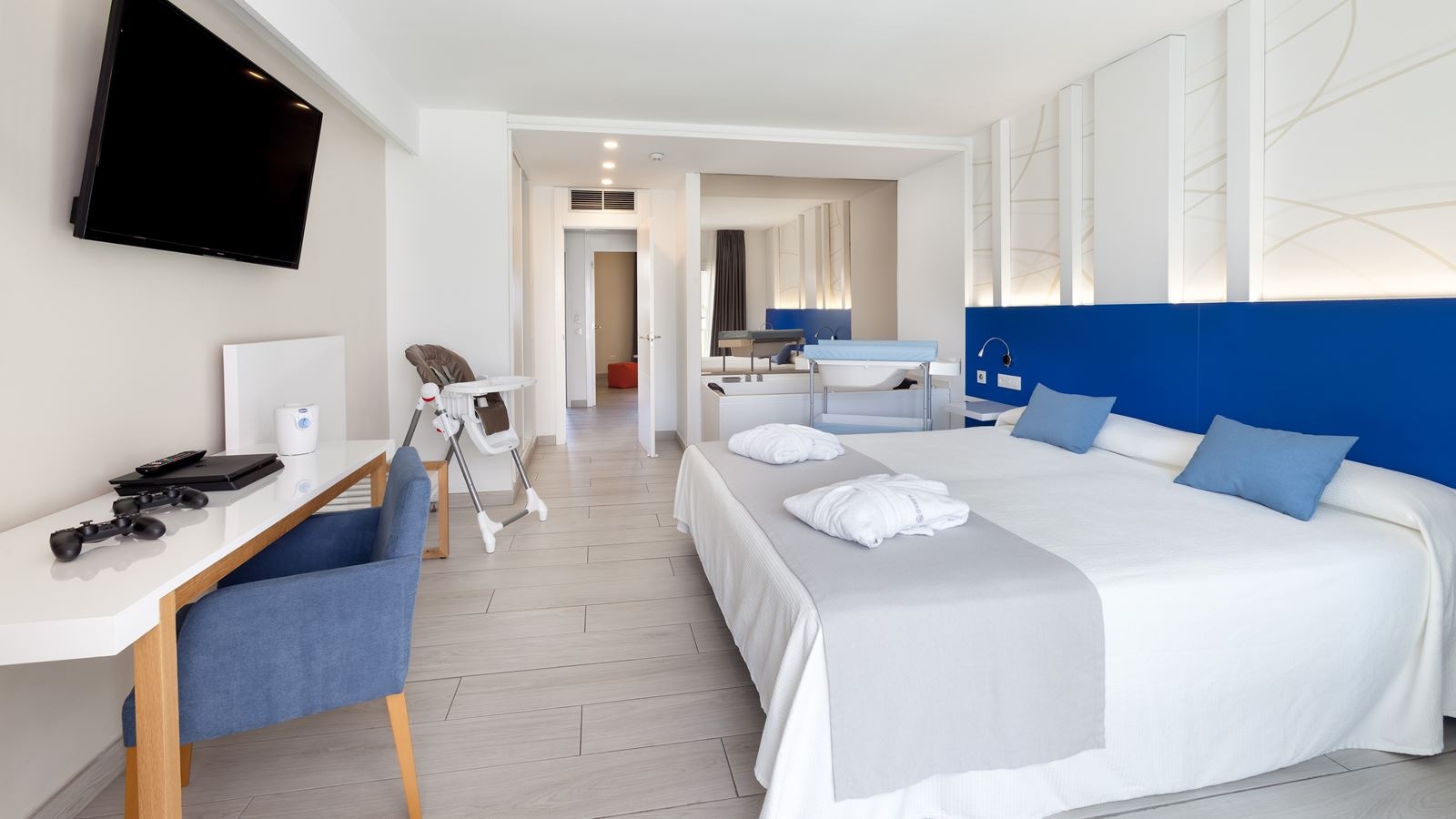 rooms-family-suite-with-balcony-or-terrace