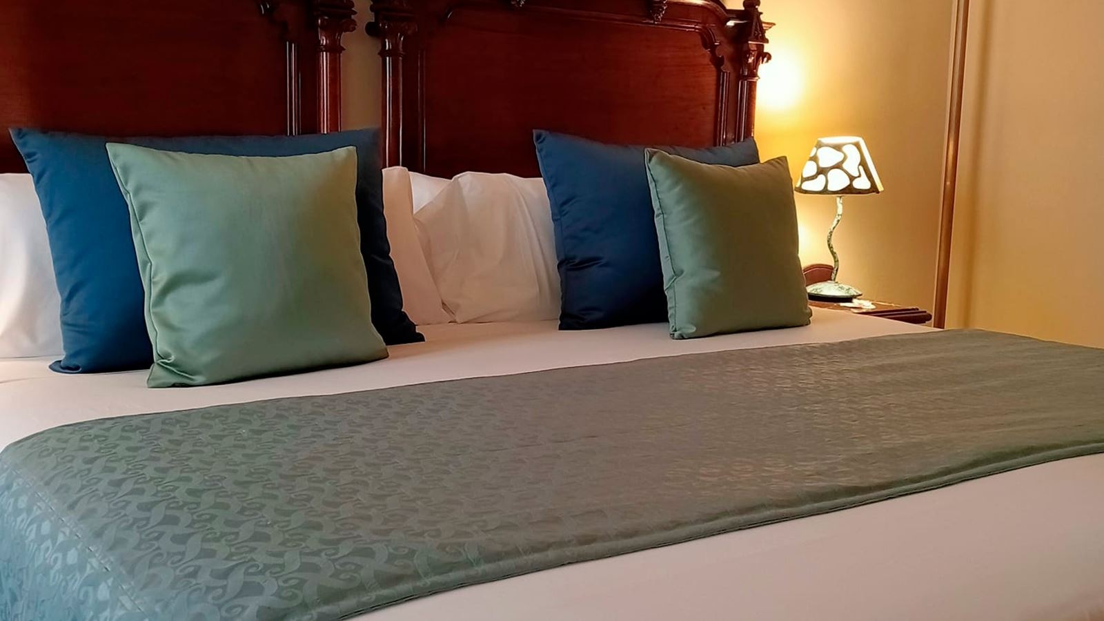 rooms-double-with-double-bed