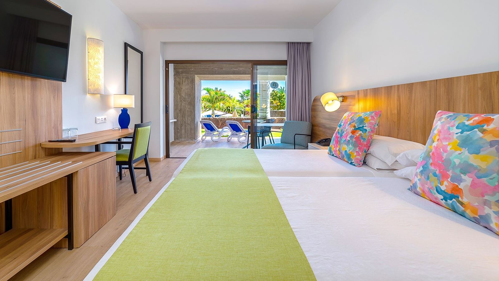 rooms-double-superior-room-pool-or-garden-view-terrace