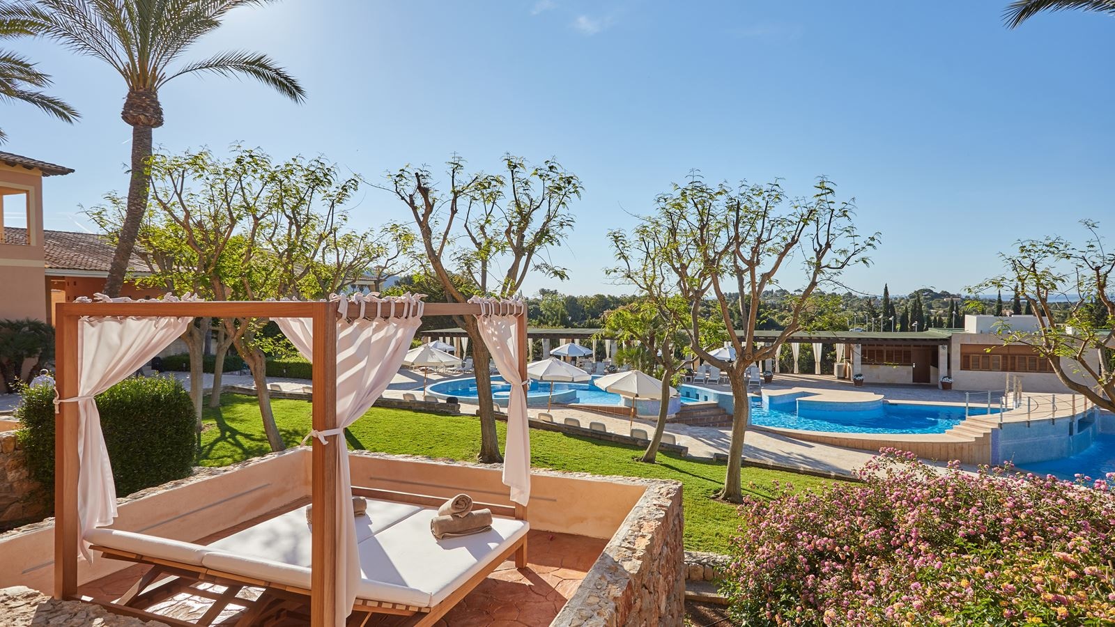 rooms-suite-balibed-balcony-or-terrace