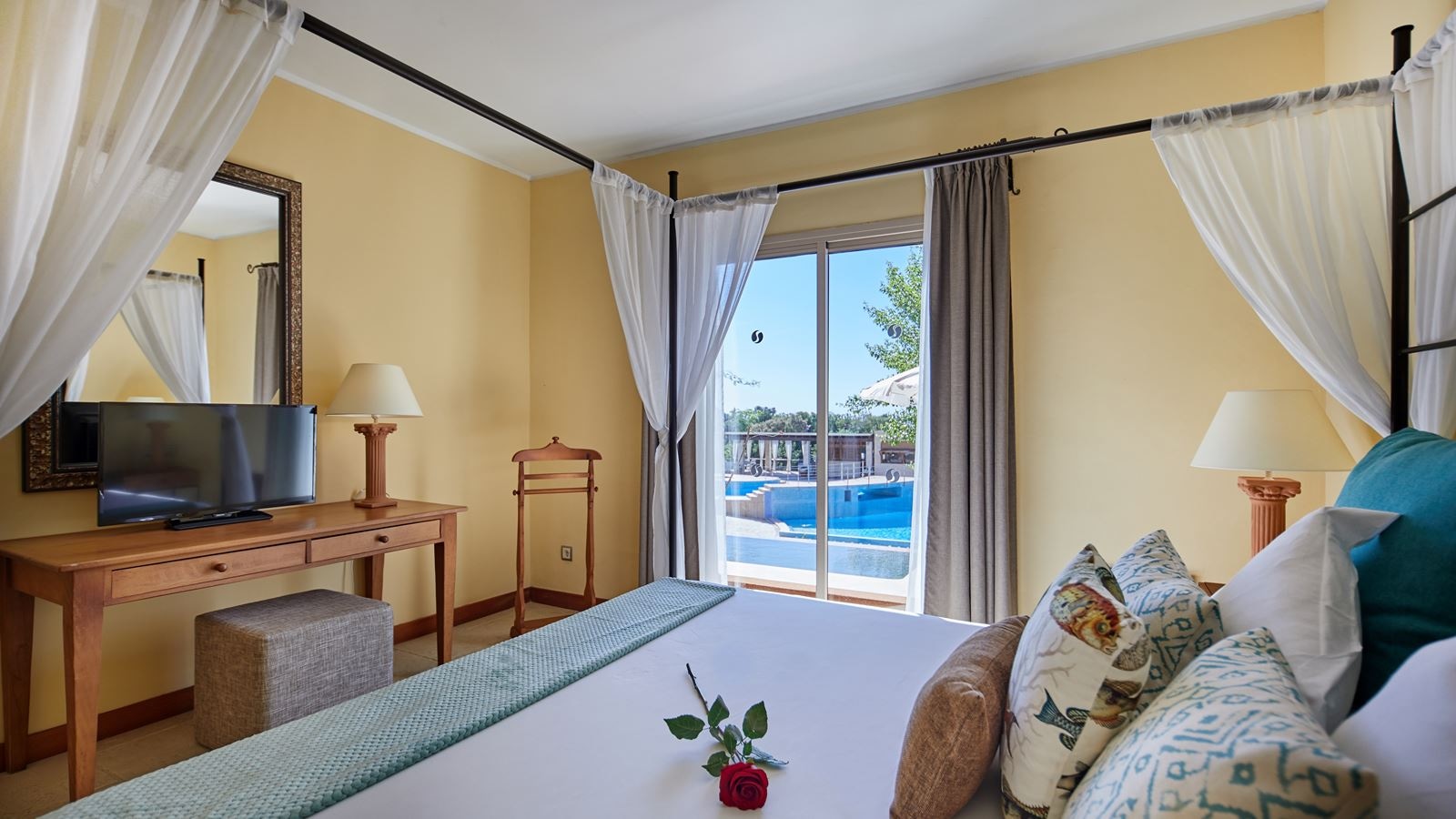 rooms-suite-swim-up-balcony-or-terrace