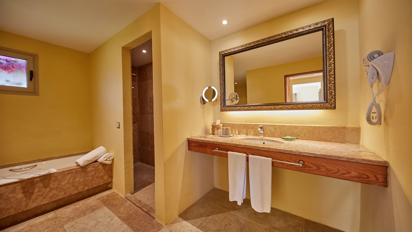 rooms-suite-swim-up-balcony-or-terrace