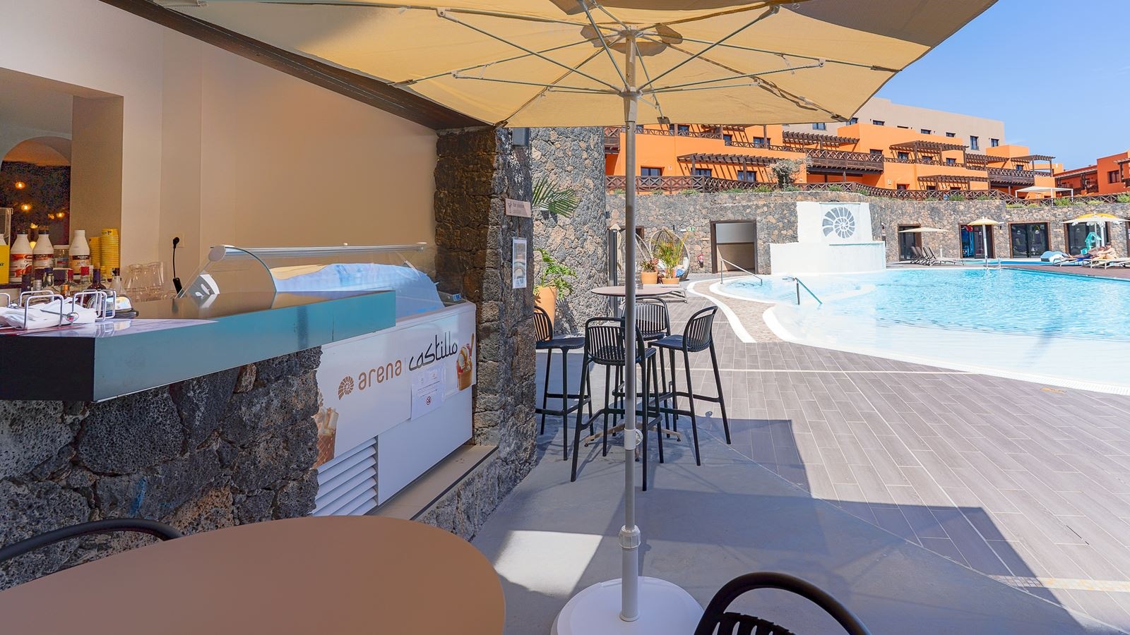 restaurants-pool-bar