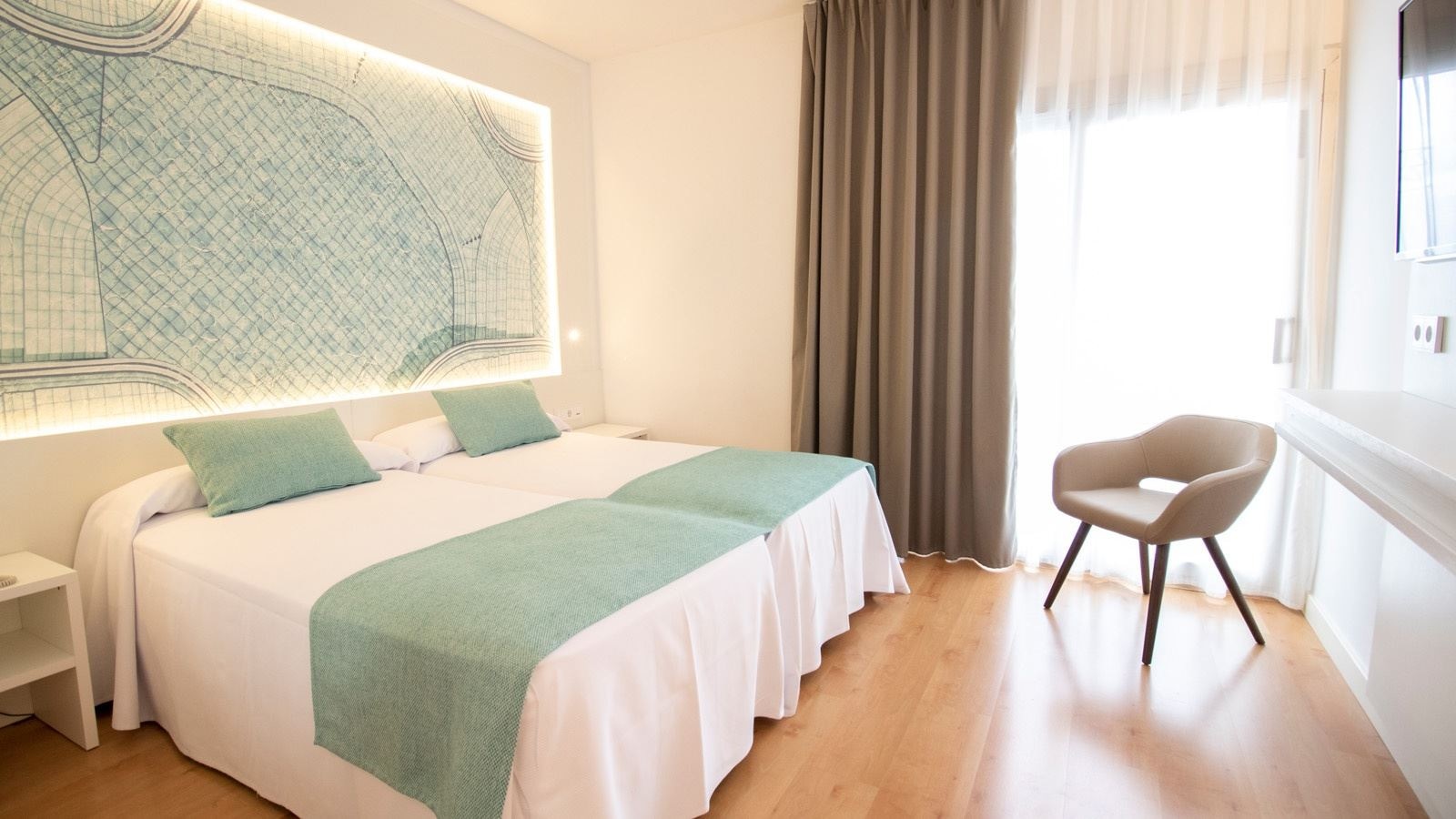 rooms-standard-room-pool--sea-view