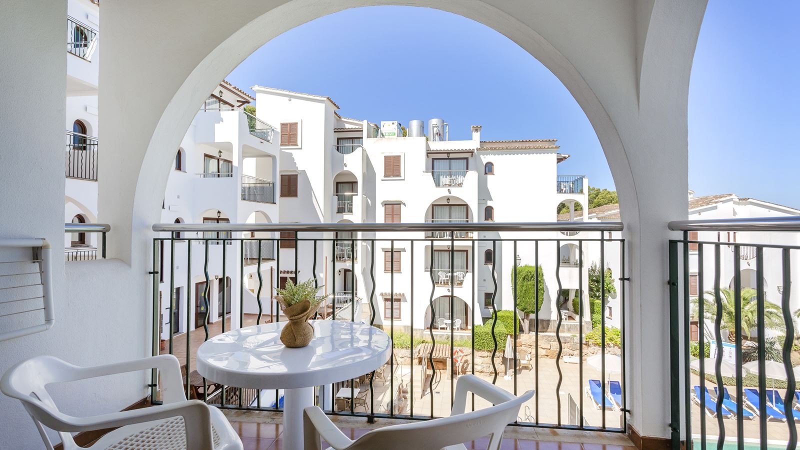 rooms-apartment-pool-view