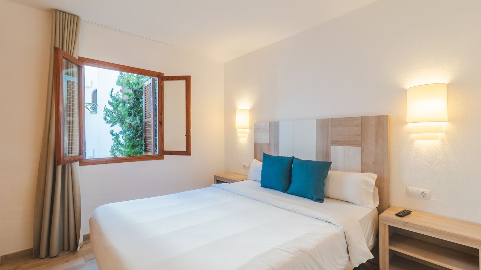 rooms-apartment-pool-view