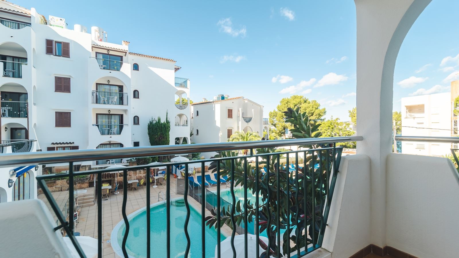 rooms-apartment-pool-view