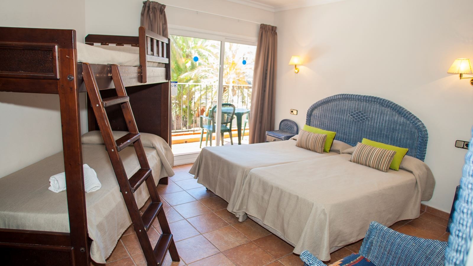 rooms-quadruple-room