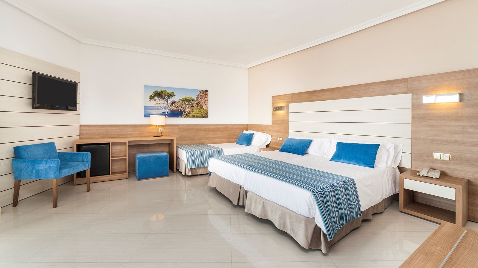 rooms-family-room-sea-view