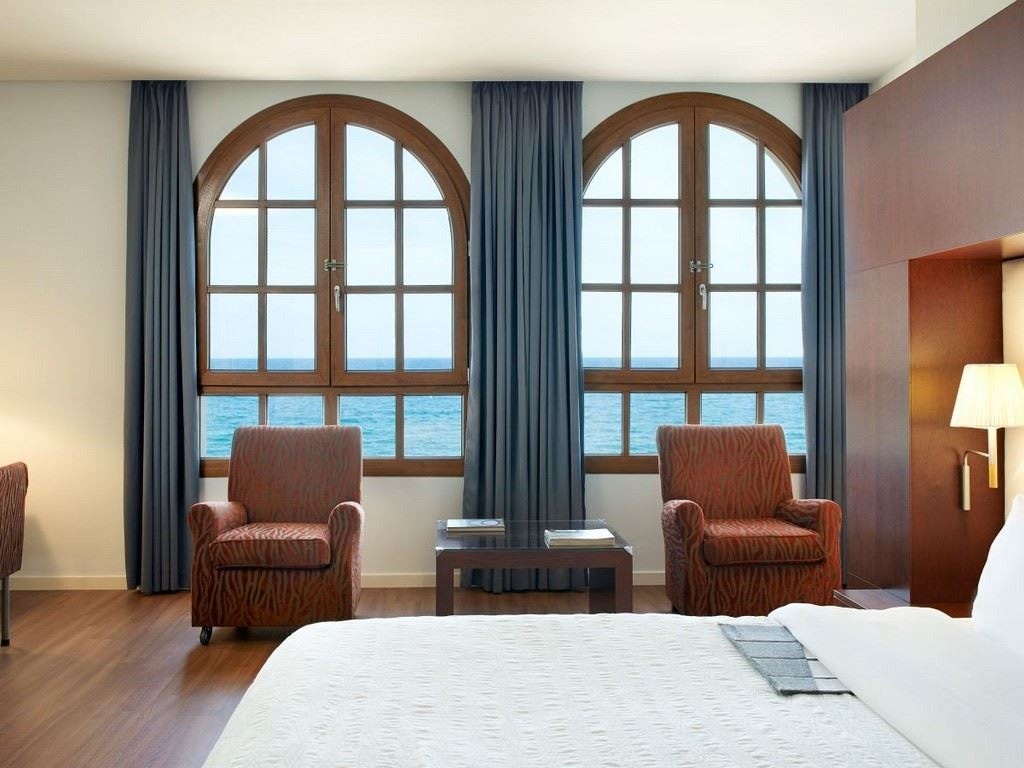 rooms-deluxe-room-lateralseaview-without-terrace