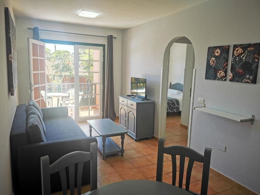 rooms-1-bedroom-apartment-balcony-or-terrace