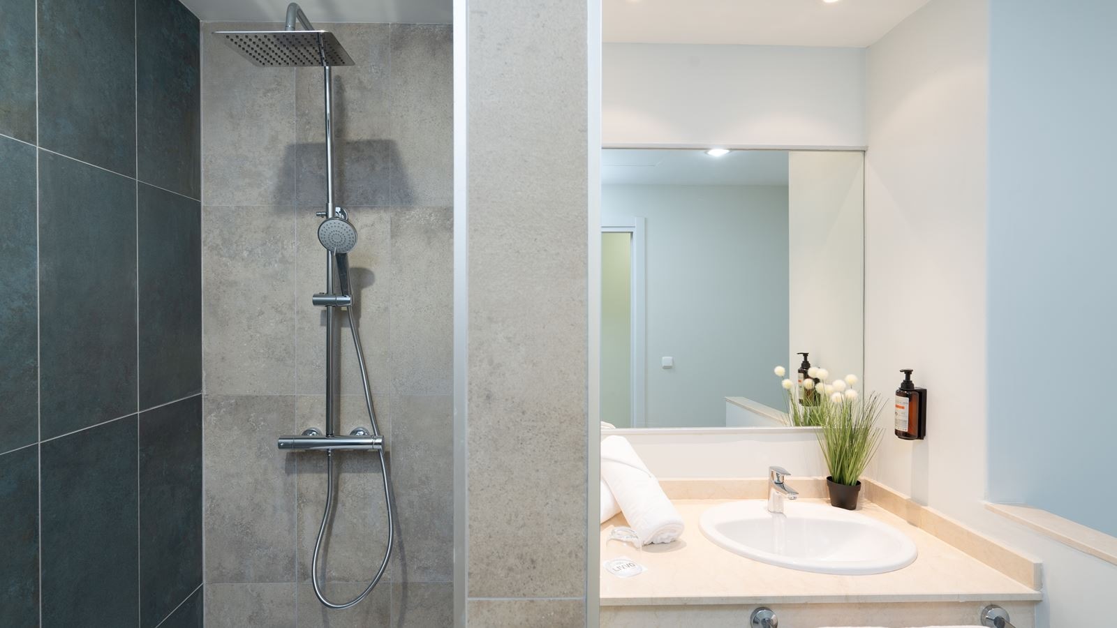 rooms-double-standard-room-with-balcony-or-terrace-single-use