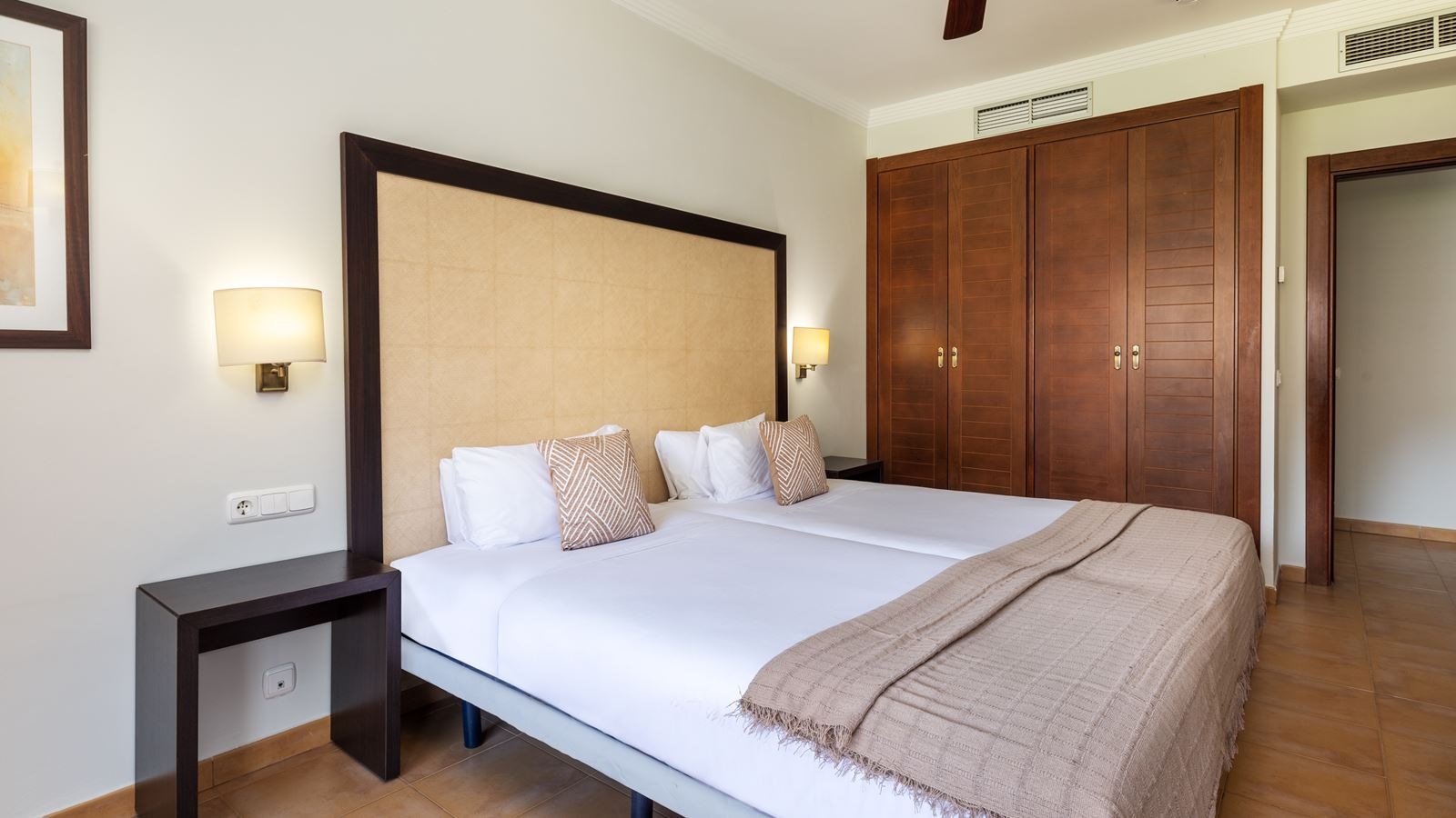 rooms-family-room-with-balcony-or-terrace-fme