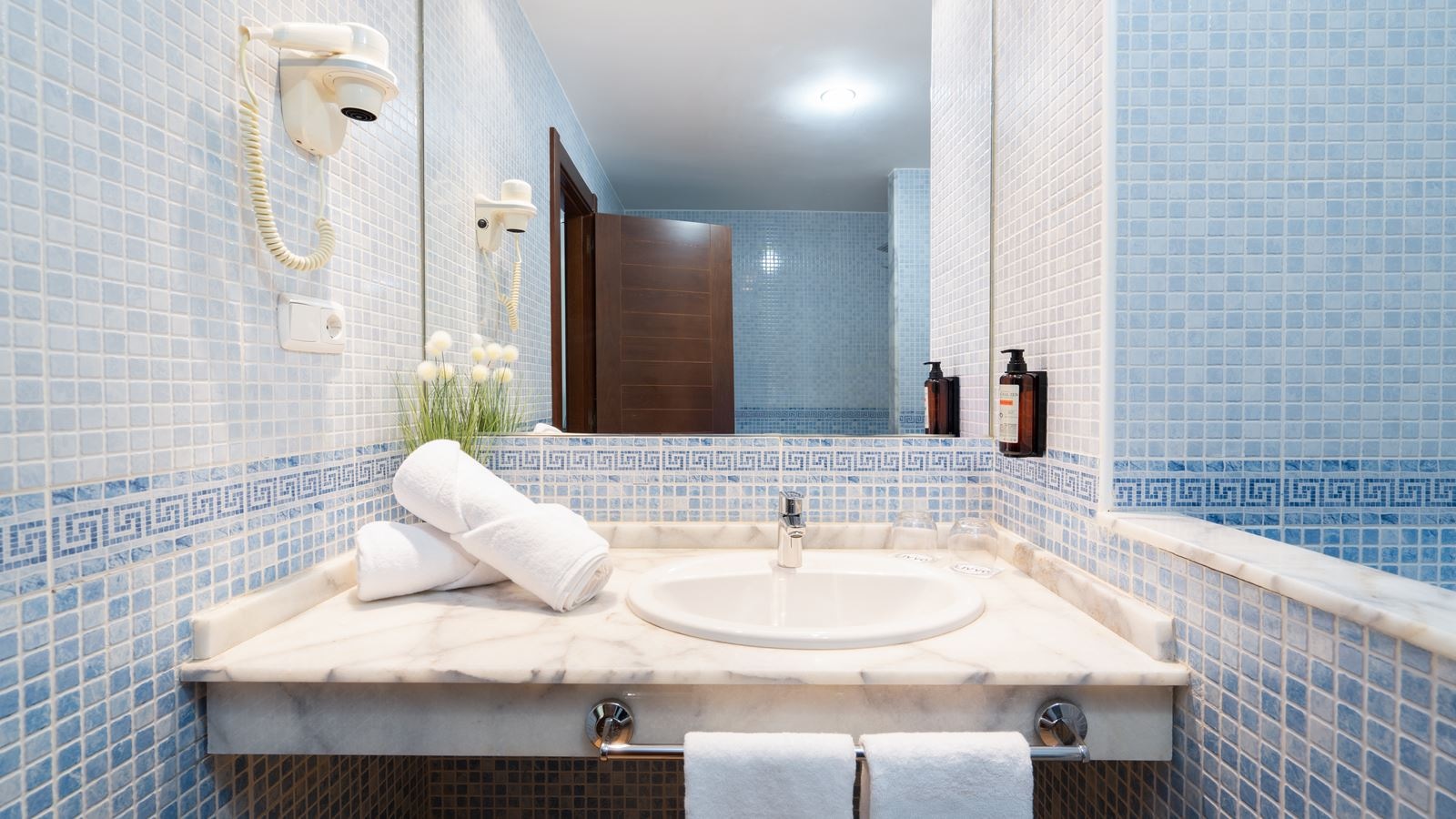 rooms-family-room-with-balcony-or-terrace-fme