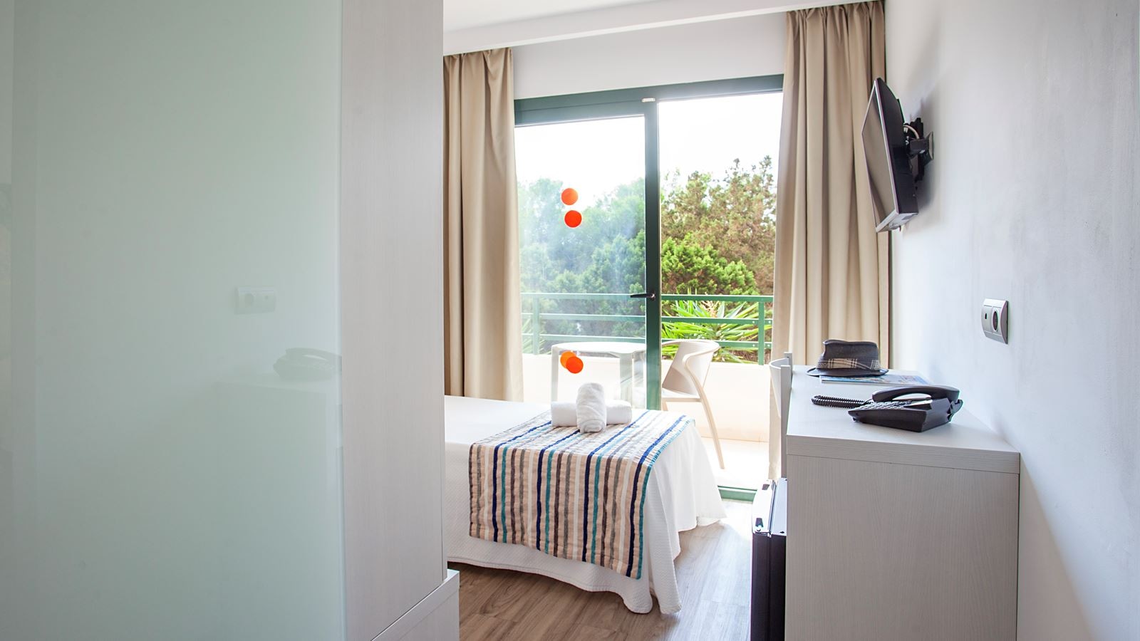 rooms-twin-room