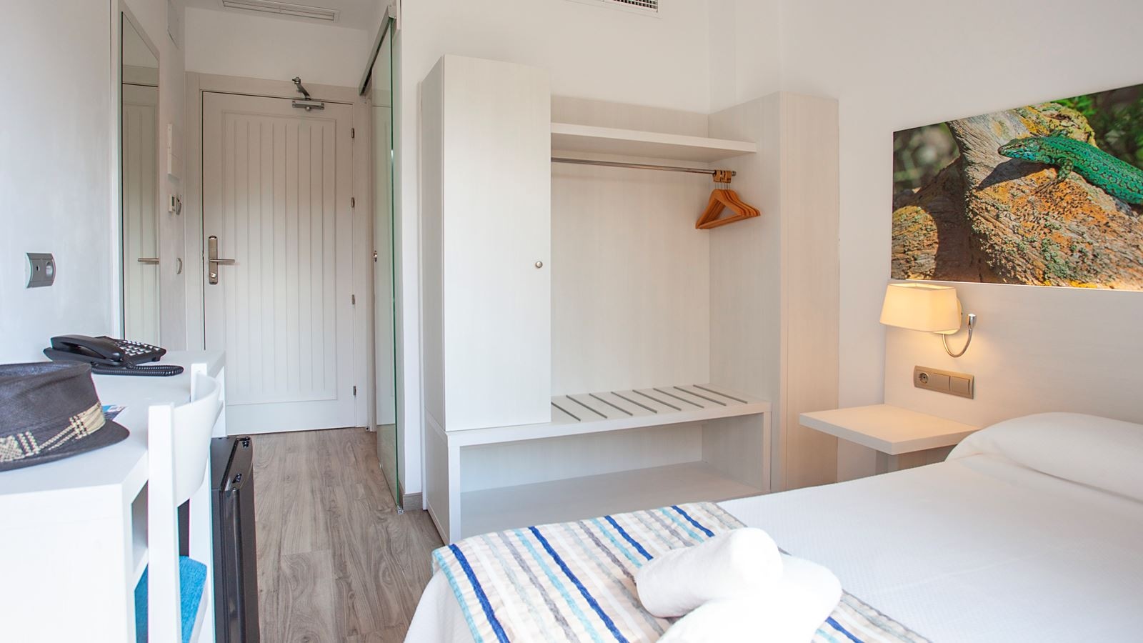 rooms-single-room