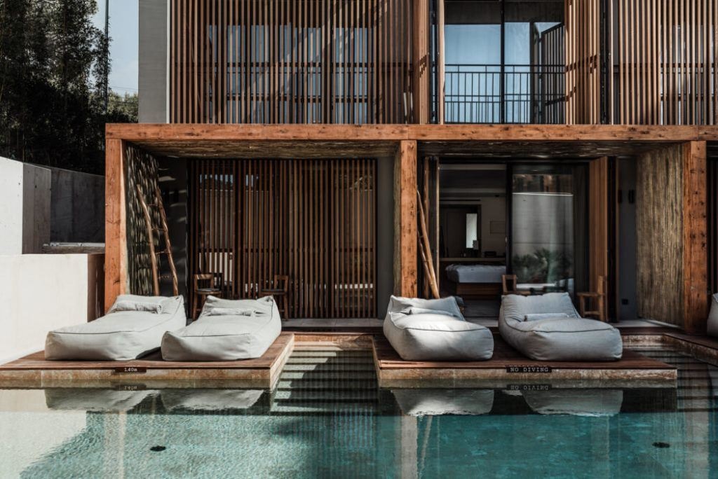 rooms-swim-up-room