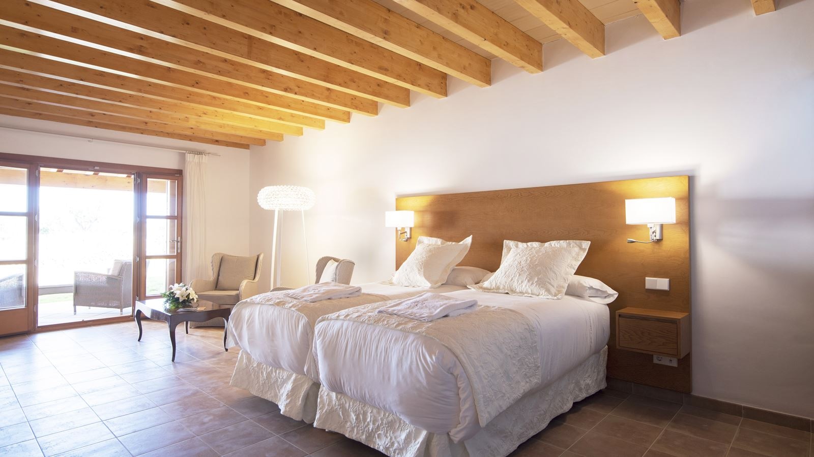 rooms-junior-suite-premium-whit-terrace