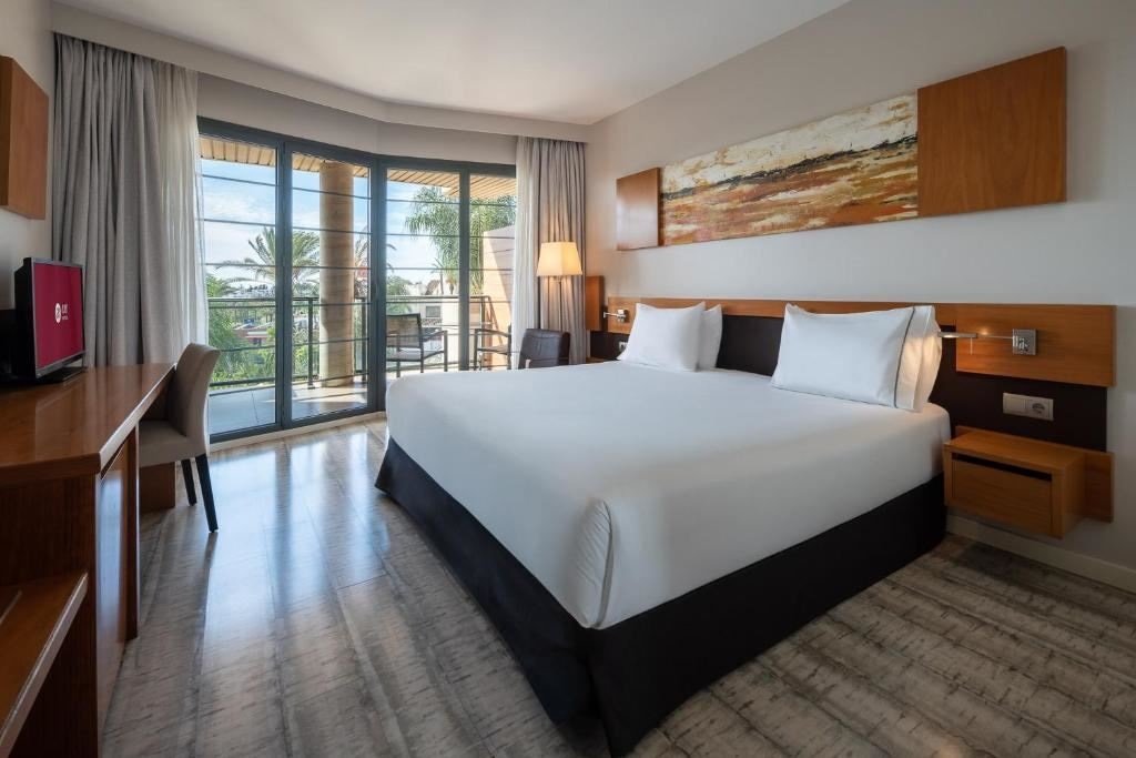 rooms-deluxe-pool-view-balcony-or-terrace