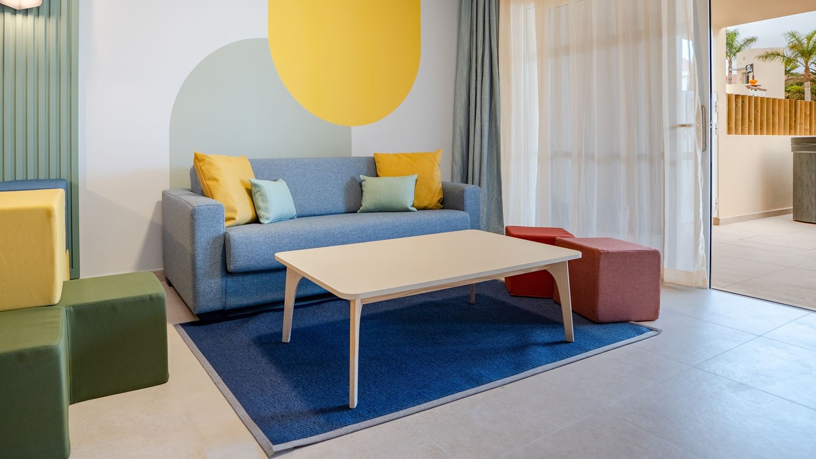 rooms-premier-kids-suite-pool-view