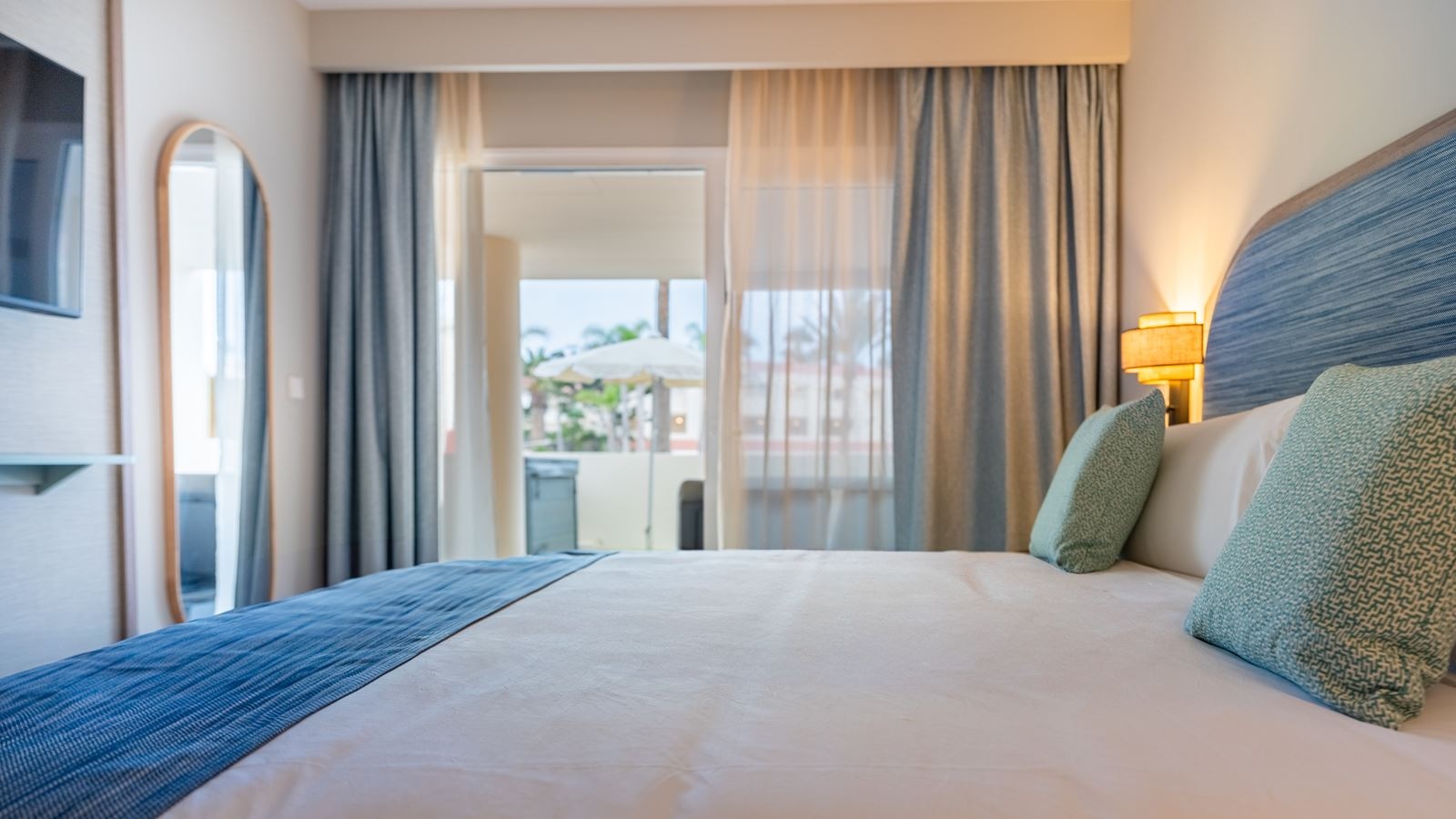 rooms-premier-kids-suite-pool-view