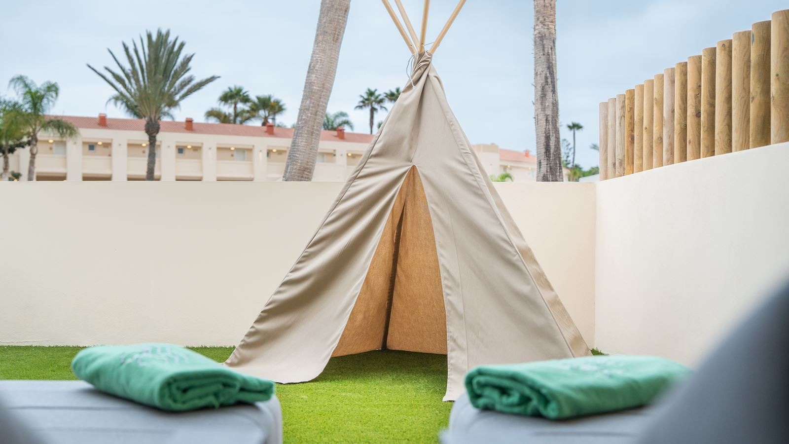 rooms-premier-kids-suite-pool-view