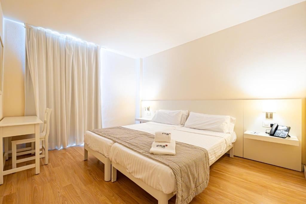 rooms-junior-suite-pool-view