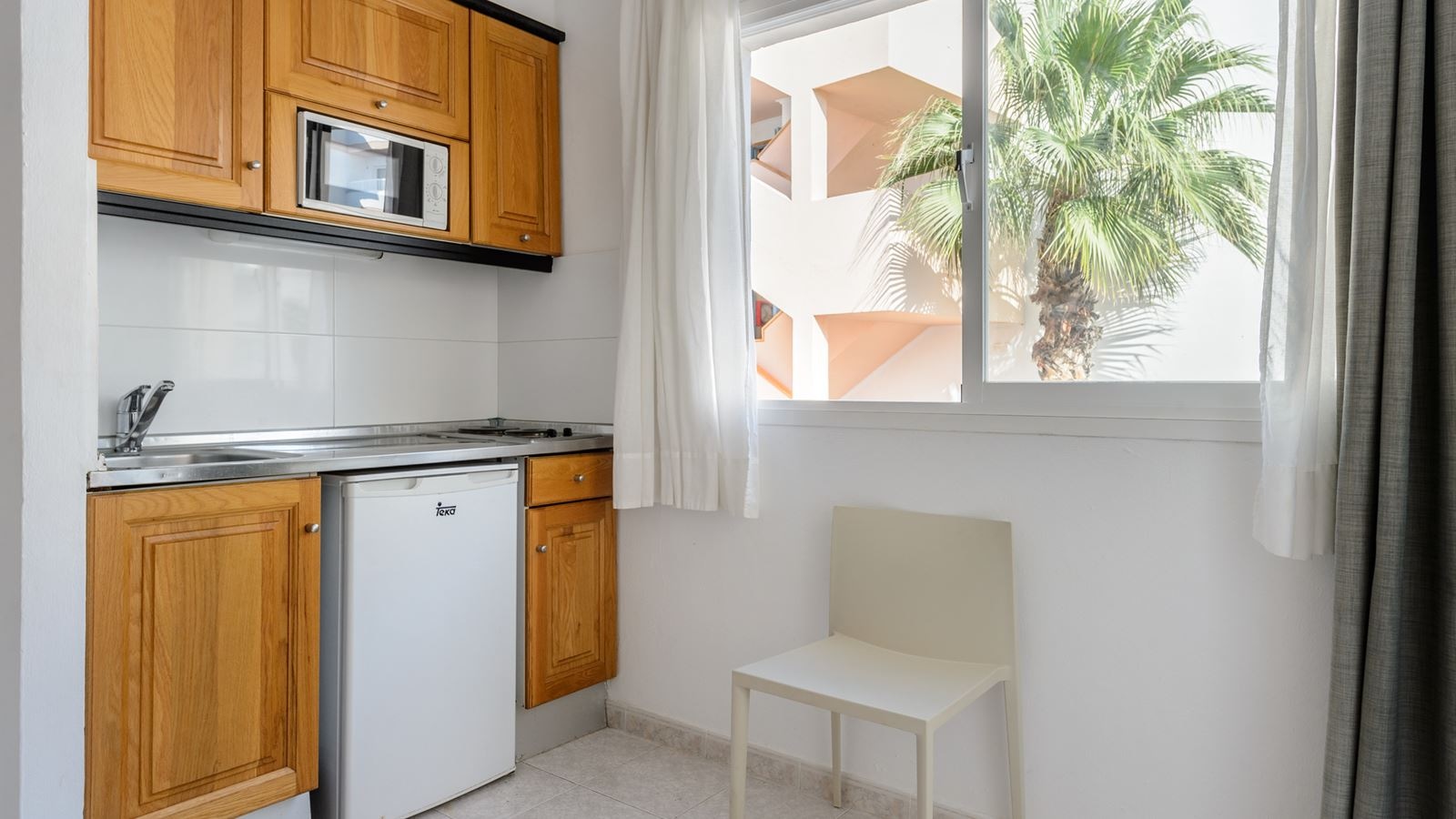 rooms-apartment-1-bedroom-balcony-or-terrace